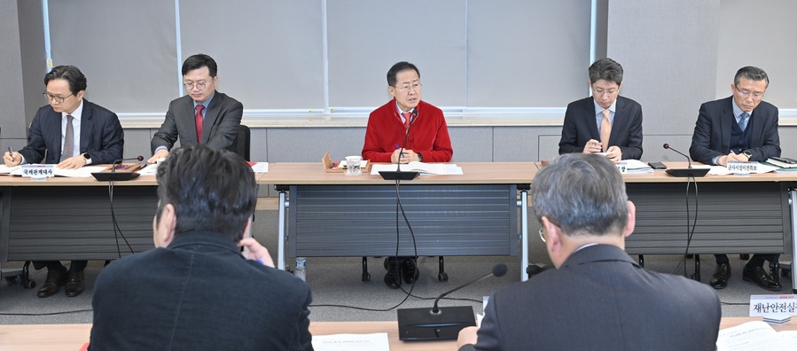 ▲ 홍준표 시장은 19일 산격청사에서 대회의실에서 열린 간부회의에서 “비록 지난 1년간 실적이 미비했지만, 원스톱기업투자센터를 중심으로 모든 부서에서 힘을 한데 모아 상반기 내 SPC 구성이 완료되도록 사활을 걸어라”고 강조했다.ⓒ대구시