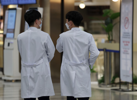 ▲ 18일 오전 서울 시내의 한 대학병원에서 의료진이 발걸음을 옮기고 있다.ⓒ뉴시스 제공