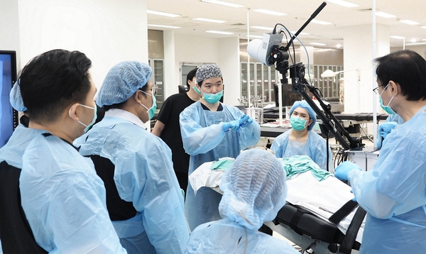 ▲ 휴젤이 태국 의료전문가를 대상으로 '리셀비'의 카데바 트레이닝 세미나를 진행하고 있다.ⓒ휴젤 제공