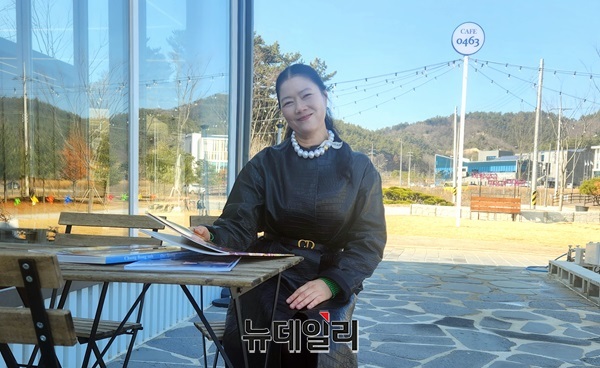 ▲ 화폭에 여인의 누드와 연꽃, 모란에 생명을 불어넣어 위로를 그려 대전국제아트쇼에서 3년 연속 베스트작가로 선정된 정봉숙 화가.ⓒ김경태 기자