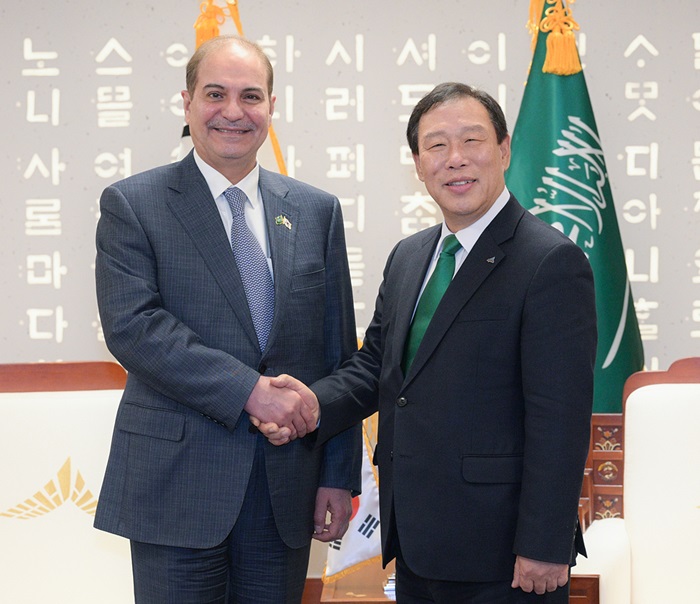 ▲ 최민호 세종시장(오른쪽)이 20일 시청 세종실에서 사미 알사드한 주한 사우디아라비아 대사를 접견하고 있다.ⓒ세종시