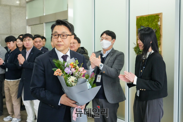 ▲ 김진욱 고위공직자범죄수사처장이 19일 오전 정부과천청사 2층 공수처 대회의실에서 개최된 이임식이 끝난 뒤 직원들에게 축하를 받고 있다. (사진=공수처 제공)