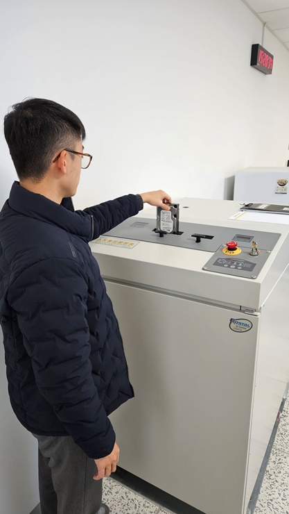 ▲ 예천군(군수 김학동)은 개인정보 보호에 대한 사회적 관심과 참여를 유도하기 위해 군민을 대상으로 정보화기기 저장매체 파기서비스를 실시한다.ⓒ예천군