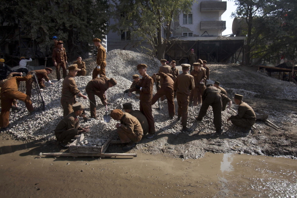 ▲ 2011년 10월 북한 평양의 만수대에서 북한 노동자들이 작업하는 모습. ⓒ뉴시스