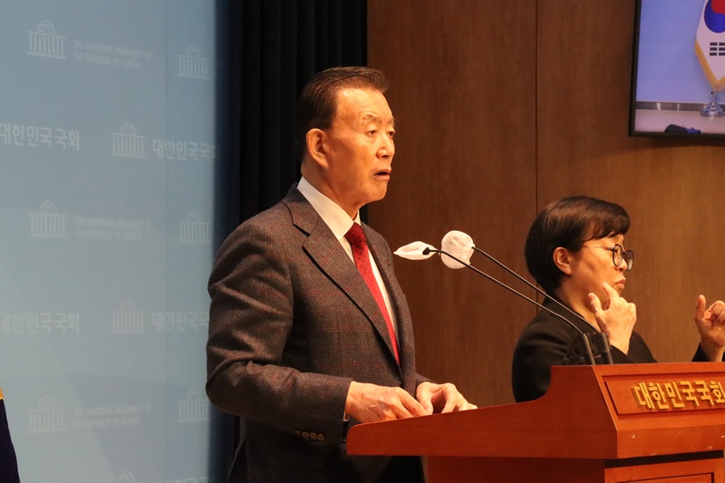 ▲ 국민의힘 홍문표 의원이 20일 국회 소통관에서 기자회견을 하고 있다.ⓒ홍문표 의원실