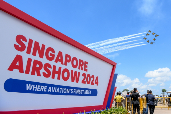 ▲ 대한민국 공군의 특수비행팀 블랙이글스가 20일부터 25일까지 열리는 '싱가포르 에어쇼 2024' 첫날 가장 마지막 에어쇼팀으로 이륙해 '다이아몬드 기동'을 선보이고 있다. ⓒ공군 제공