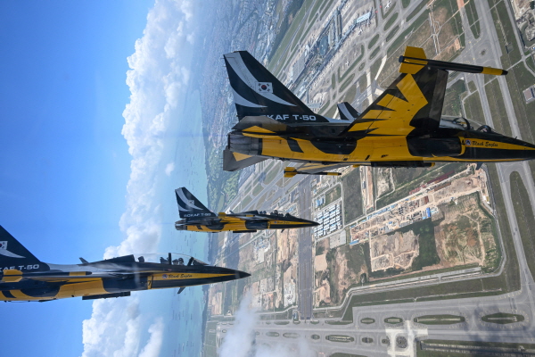 ▲ 대한민국 공군의 특수비행팀 블랙이글스가 20일부터 25일까지 열리는 '싱가포르 에어쇼 2024' 첫날 가장 마지막 에어쇼팀으로 이륙해 '루프 기동'을 선보이고 있다. ⓒ공군 제공