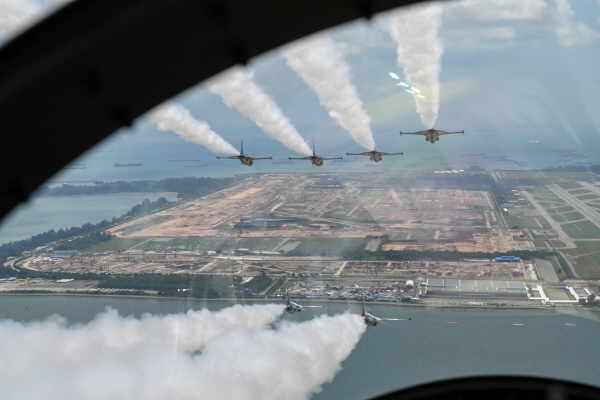 ▲ 대한민국 공군의 특수비행팀 블랙이글스가 20일부터 25일까지 열리는 '싱가포르 에어쇼 2024' 첫날 가장 마지막 에어쇼팀으로 이륙해 '블루밍브레이크 기동'을 선보이고 있다. ⓒ공군 제공