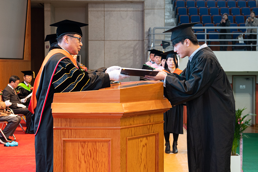 ▲ 대구한의대학교(총장 변창훈)는 2024년 2월 20일 오전 기린체육관에서 졸업생, 학부모, 내빈 등이 참석한 가운데 ‘2023학년도 학위수여식’을 진행했다.ⓒ대구한의대