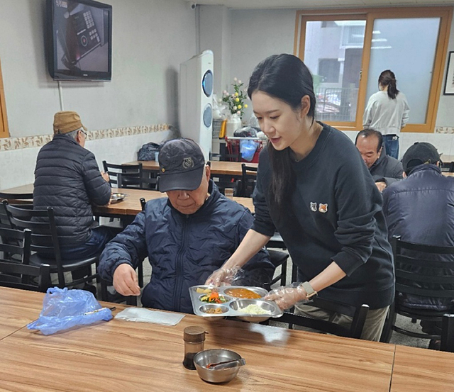 ▲ 에어부산 임직원이 복지관에서 배식 지원 봉사를 하고 있다. ⓒ에어부산