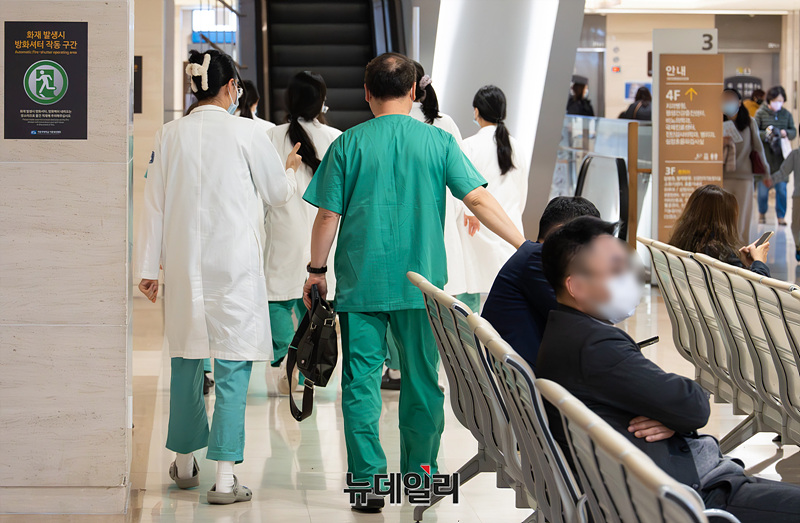 ▲ ▲ 정부의 의대정원 증원에 반발해 전공의들이 사직서를 제출하는 등 집단행동을 예고한 가운데 19일 오후 서울도심의 한 대학병원에서 의료진이 이동하고 있다. ⓒ서성진 기자