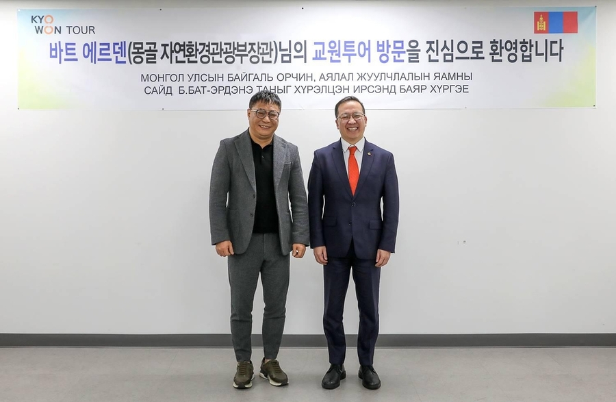 ▲ 김명진 교원투어 사업대표(사진 왼쪽)와 바트울지 바트에르덴 몽골 자연환경관광부 장관.ⓒ교원투어