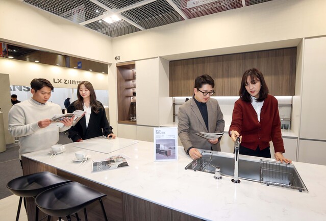 ▲ '2024 코리아빌드위크'를 방문한 관람객들이 LX하우시스 전시관에서 주방가구 제품을 살펴보고 있는 모습.ⓒLX하우시스