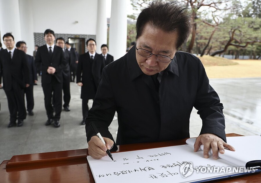 ▲ 박성재 법무부 장관이 21일 오전 서울 동작구 국립서울현충원에서 방명록을 작성하고 있다. ⓒ연랍뉴스