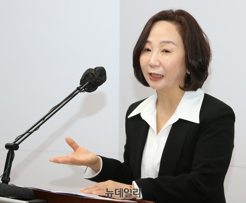 ▲ 국민의힘 송아영 세종시당 위원장이 21일 오전 세종시청 정음실에서 기자회견을 하고 있다.ⓒ이길표 기자