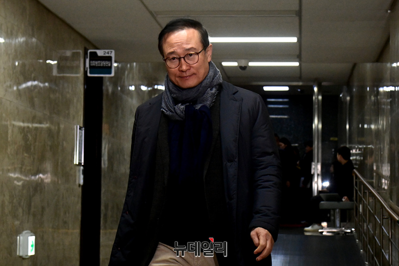 ▲ 홍영표 더불어민주당 의원이 21일 오전 국회에서 열린 비공개 의원총회에 참석하기 위해 입장하고 있다. ⓒ이종현 기자