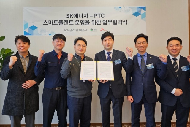 ▲ 서관희(왼쪽 세 번째) SK에너지 기술∙설비본부장과 김상건(네 번째) PTC코리아 지사장 등 양사 관계자가 MOU 체결 후 기념촬영을 하고 있다. ⓒSK에너지