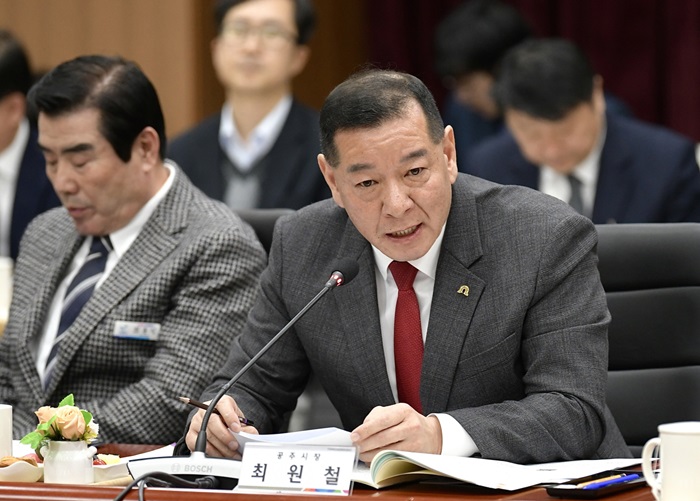 ▲ 최원철 충남 공주시장이 21일 충남도청 대회의실에서 열린 제5회 지방정부회의에서 계절 근로자의 인력관리 통합시스템을 구축 필요성을 설명하고 있다.ⓒ공주시