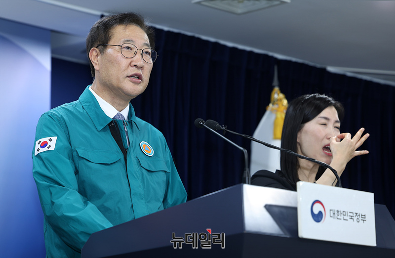 ▲ 박성재 법무부장관이 21일 서울 종로구 정부서울청사에서 열린 '의대 입학정원 확대에 반발한 의료계의 집단행동' 관련 공동브리핑에서 입장을 밝히고 있다. ⓒ정상윤 기자