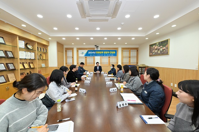 ▲ 김광열 군수는 지난 20일 청사 소담실에서 ‘민원담당 공무원 소통 간담회’를 가졌다.ⓒ영덕군