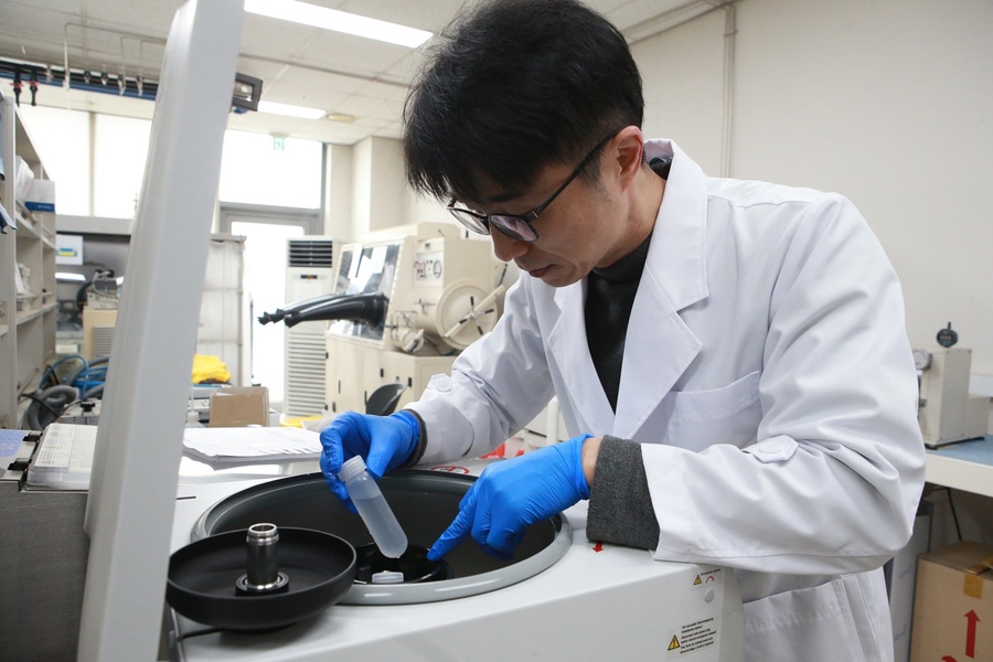 ▲ DGIST(총장 이건우) 나노융합연구부 김참 책임연구원팀이 저비용으로 우수한 열전특성과 유연성을 갖추고 있는 ‘유무기 열전복합물’을 개발했다.ⓒDGIST