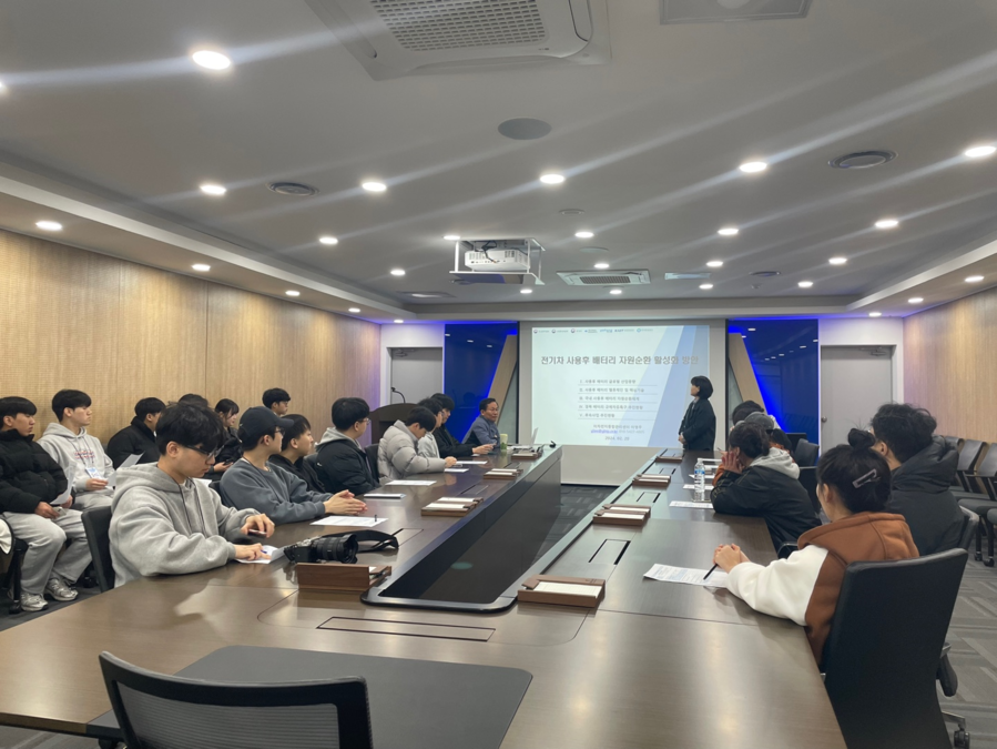 ▲ (재)경북테크노파크(원장 하인성)가 지난 2월 20일 포항에 위치한 이차전지종합관리센터에서 대구대학교 친환경 배터리사업단(사업단장 정혜경 교수) 소속 혁신 및 융합인재를 대상으로 이차전지와 사용후 배터리의 재사용/재활용에 대한 인재양성 교육을 진행했다.ⓒ경북테크노파크