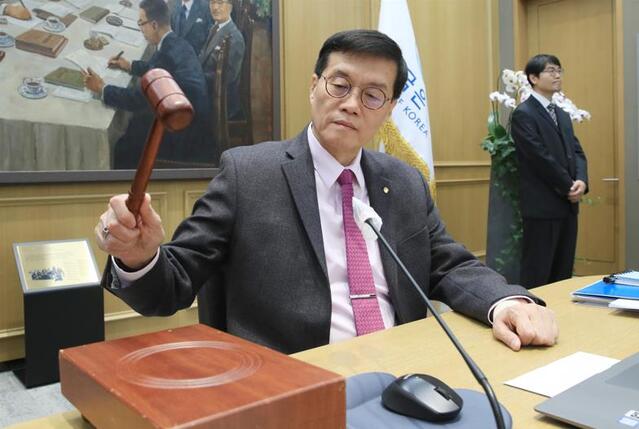 ▲ 의사봉 두드리는 이창용 한국은행 총재. ⓒ한국은행 제공