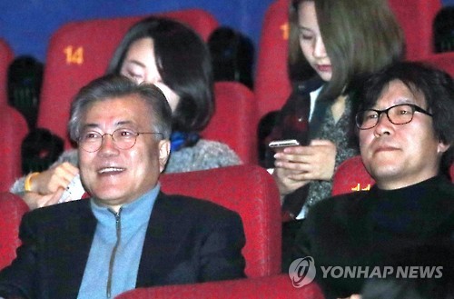 ▲ 문재인 더불어민주당 전 대표(왼쪽)가 18일 오후 부산 부산진구 한 영과관에서 원전 재난 영화인 '판도라'를 보기 위해 박정우 감독과 함께 좌석에 앉아 영화 상영을 기다리고 있다. 2016.12.18 ⓒ연합뉴스
