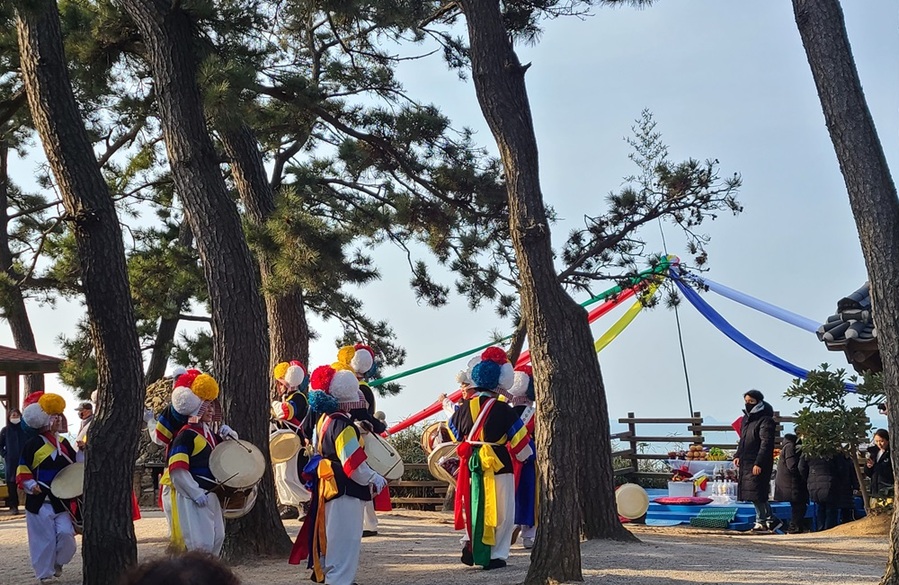 ▲ 부안군(군수 권익현)은 자연유산 민속행사의 일환으로 변산면 수성당 일원에서 부안 죽막동 수성당제를 오는 23일 개최한다.
ⓒ부안군 사진 제공.