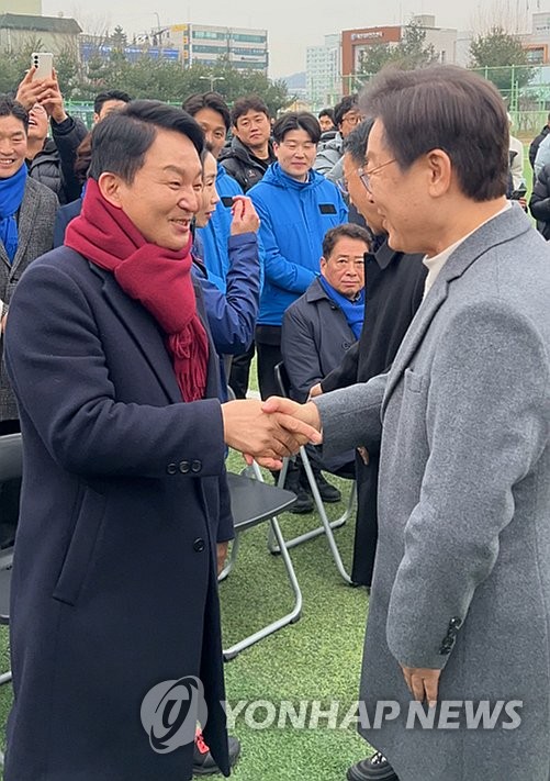 ▲ [명룡대전] 전쟁터인 인천시 계양에서 만나 악수하는 원희룡과 이재명. ⓒ연합뉴스