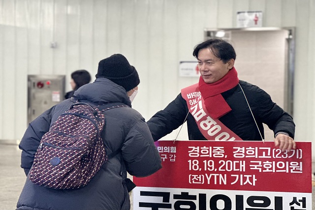 ▲ 김영우 전 의원이 유권자들에 인사하는 모습.ⓒ김영우 전 의원 캠프 제공