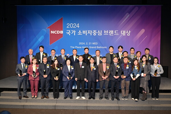 ▲ 부여군이 지난 21일 서울 더플라자호텔에서 열린 ‘제11회 2024 국가 소비자중심 브랜드 대상’ 시상식에서 농특산물 공동브랜드 부문 대상을 받았다.ⓒ부여군