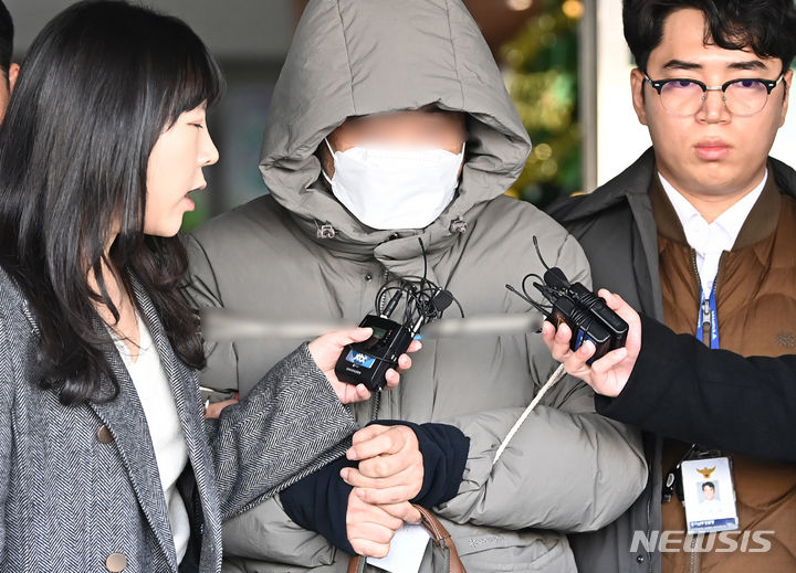 ▲ 수원 전세사기 의혹 사건 피의자 정모씨가 2023년 12월8일 경기도 수원남부경찰서에서 검찰로 송치되고 있다. ⓒ뉴시스