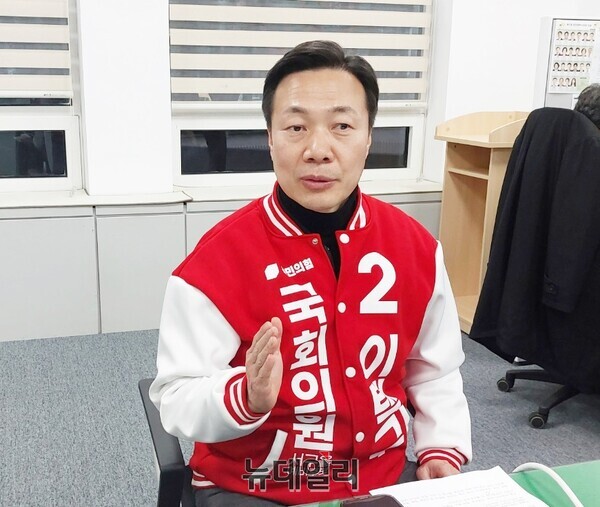 ▲ 이택구 예비후보가 22일 지역의료 인프라 확충과 접근성을 대폭 개선등을 통해 서울과의 지역 의료격차 해소 방안을 제시하겠다 밝혔다.ⓒ김경태 기자