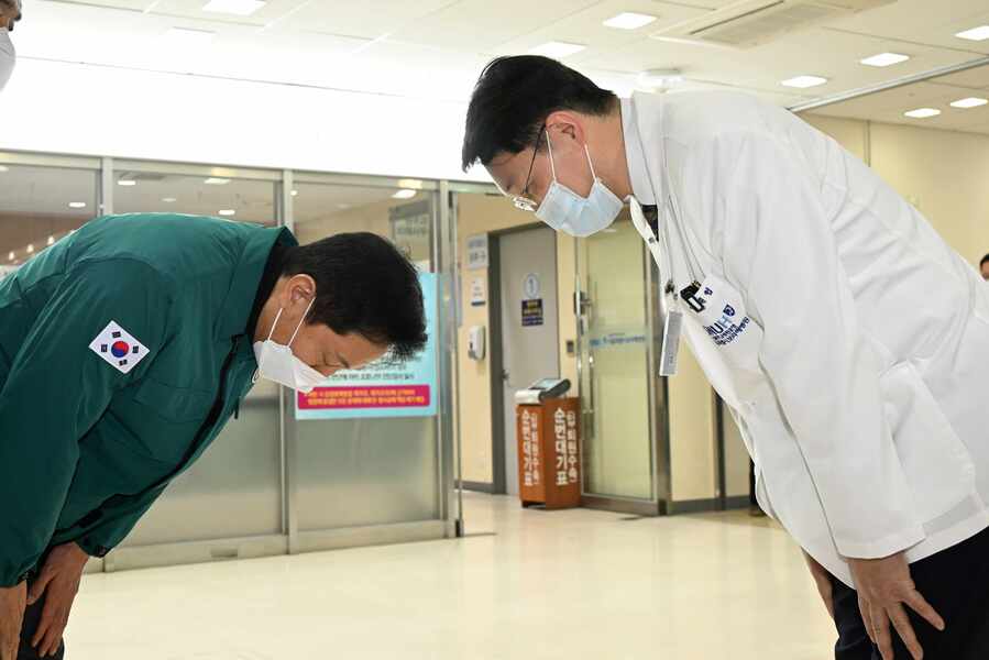 ▲ 오세훈 서울시장이 22일 서울 보라매병원을 찾아 이재협 보라매병원장에게 감사 인사를 전하고 있다. ⓒ서울시 제공