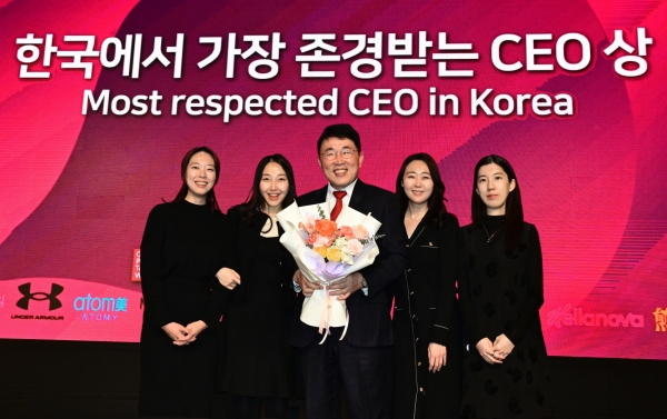 ▲ 정인호 대표이사·사장이 '2024 제22회 GPTW 글로벌 경영 컨퍼런스&시상식'에서 '한국에서 가장 존경받는 CEO' 부문을 수상했다. ⓒ농심켈로그