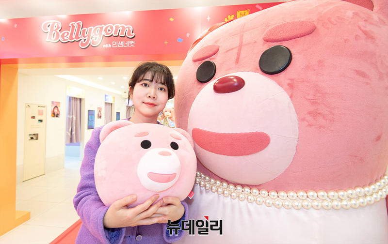 ▲ 김은진 롯데홈쇼핑 IP커머스팀 대리가 인생네컷 홍대역점 팝업 스토어에서 포즈를 취하고 있다.ⓒ서성진 기자