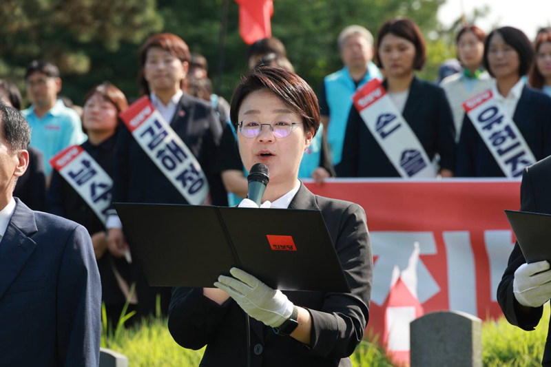 ▲ 윤희숙 진보당 상임대표가 지난해 9월 10일 광주 북구 망월동 5·18 구묘역에서 정책당대회 선언문을 낭독하고 있다.ⓒ뉴시스