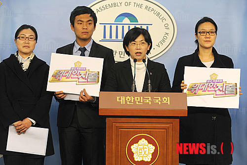 ▲ 2012년 2월 윤희숙 진보당 상임대표(오른쪽)가 이정희 전 통합진보당 대표와 통진당 청년 비례대표 선출 방식을 발표하며 기자회견을 하고 있다. ⓒ뉴시스