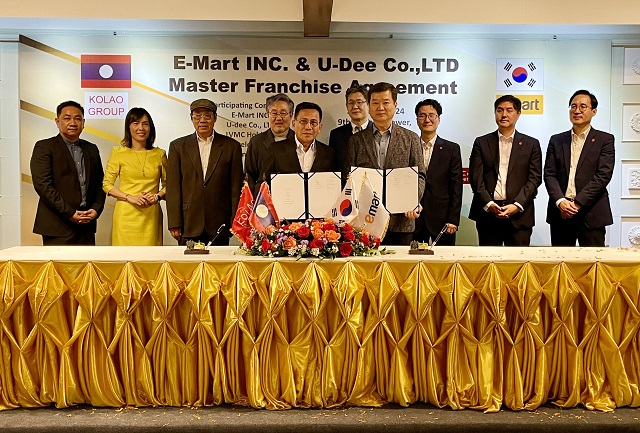 ▲ 비엔통(Viengthong chanlivong) U-DEE 대표(가운데 좌측), 이마트 송만준 PL/글로벌사업부장(가운데 우측)이 기념촬영을 하고 있다.ⓒ이마트