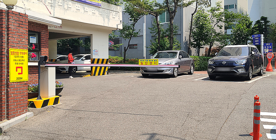 ▲ 지난해 양천구 공동주택 지원사업으로 설치된 공동주택 주차 차단기. ⓒ양천구 제공