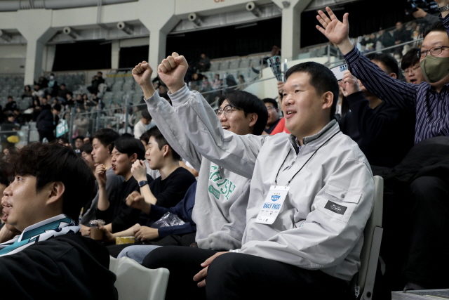 ▲ 허윤홍 GS건설 대표(둘째줄 우측 첫번째)가 임직원들과 배구 경기를 관람하고 있다. ⓒGS건설