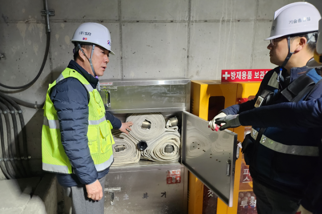 ▲ 박진이 에스알 상임감사(왼쪽)는 22일 GTX-A 개통을 앞두고 율현터널 안전감찰 활동에 나섰다. ⓒ에스알