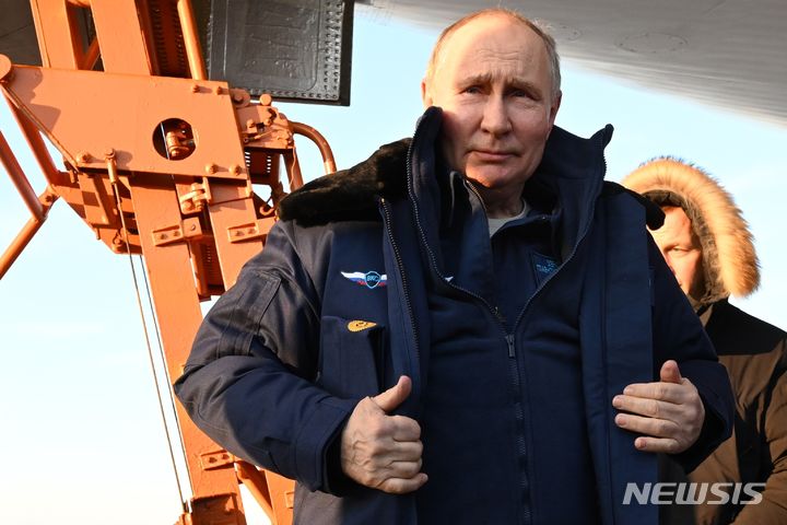 ▲ 블라디미르 푸틴 러시아 대통령이 22일(현지시간)러시아 타타르스탄공화국 카잔의 항공 공장 활주로에서 Tu-160M 비행을 마치고 내리고 있다. ⓒAP/뉴시스