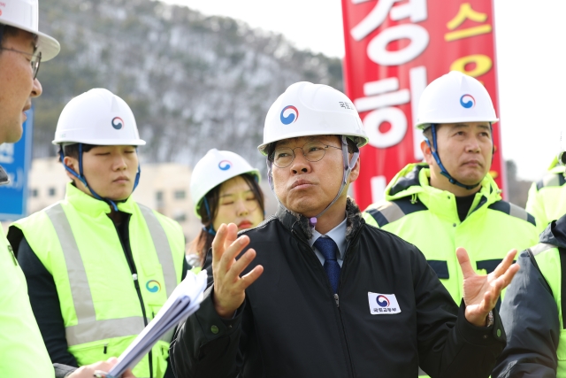 ▲ 진현환 국토교통부 제1차관은 23일 오후 국도48호선 김포 월곶 군하Ⅰ 절토사면 정밀안전점검 현장을 방문했다. ⓒ국토교통부