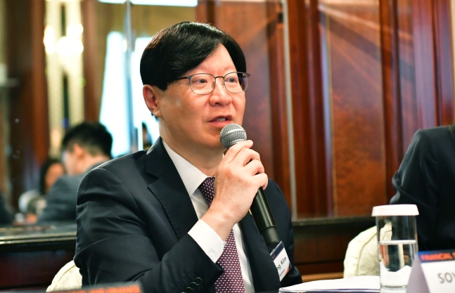 ▲ 김소영 금융위원회 부위원장이 지난해 9월 홍콩에서 개최된 투자설명회(IR)에서 글로벌 투자자를 대상으로 한국 정부의 투자환경 개선 노력을 설명하고 있다.ⓒ 금융위원회 제공