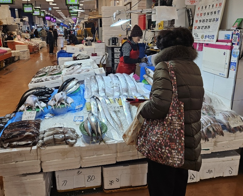 ▲ 23일 노량진 수산물 도매시장에서 한 손님이 갈치를 고르고 있다. ⓒ임준환 기자