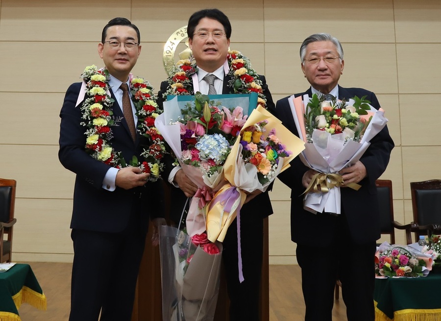 ▲ 청주대학교 총동문회장 이·취임식이 23일 오후 보건의료과학대학 청암홀에서 열린 가운데 이선우 전임회장(왼쪽), 이태희 신임회장(가운데), 김윤배 총장(오른쪽)이 기념촬영을 하고 있다.ⓒ청주대