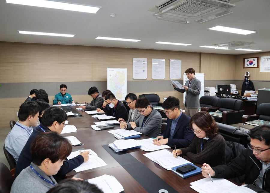 ▲ 영양군(군수 오도창)은 22일 군청 부군수실에서 박준로 부군수 주재로 ‘2025년 지방소멸대응기금 투자계획수립 대응 전략회의’를 열었다.ⓒ영양군