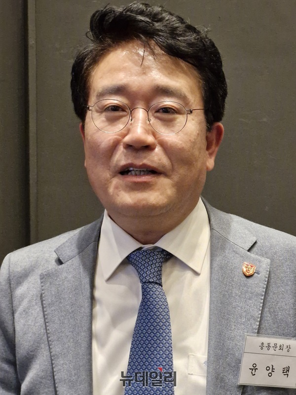 ▲ 충북대학교 34대 회장에 재추대된 윤양택회장은 동문을 위한 유대와 지원을 강화하겠다고 밝혔다.ⓒ뉴데일리